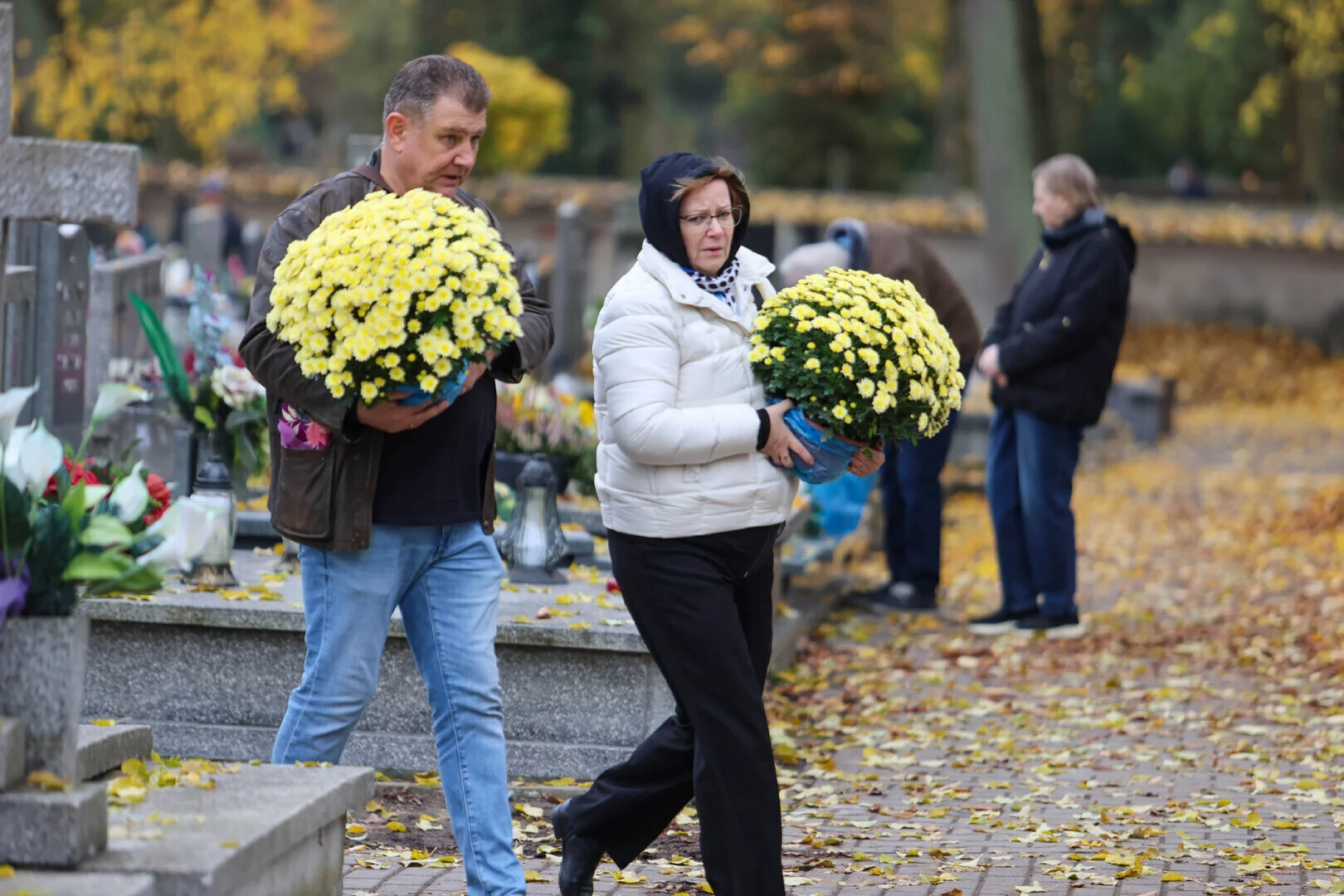 Przygotowania do Wszystkich Świętych na piotrkowskich cmentarzach