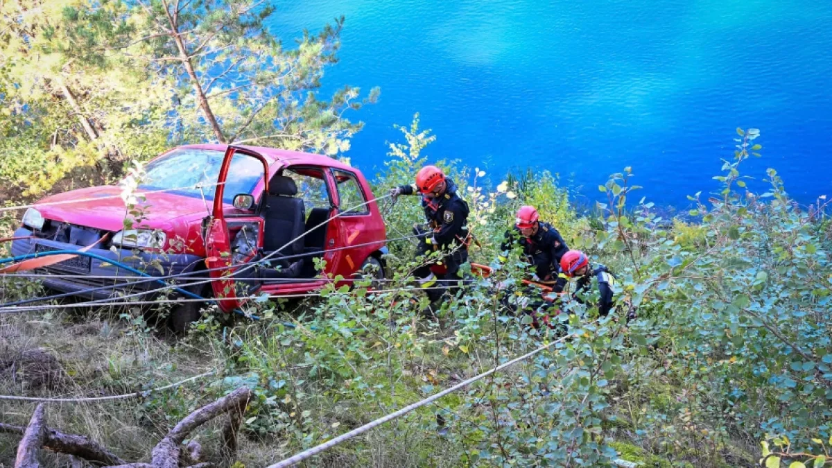 Samochód potrącił wędkarzy i zawisł nad przepaścią. W akcji nurkowie z Piotrkowa