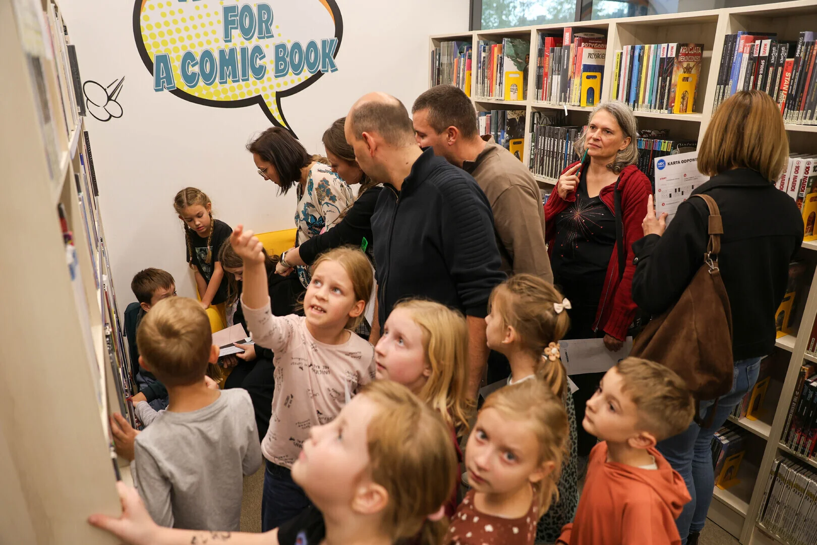 Podchody, eksperymenty i muzyka w ciemności. Noc Bibliotek w piotrkowskiej Mediatece