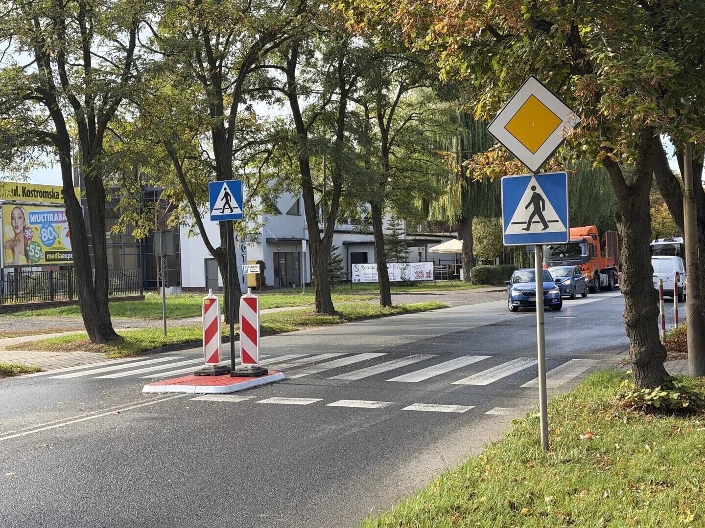 Wysepka na Dmowskiego i zapowiedź zmian przy Kostromskiej