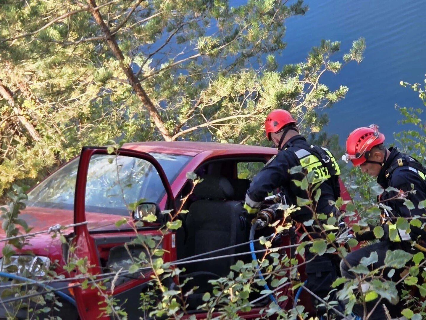 Ćwiczenia strażaków na zbiorniku Wapienniki. Samochód zawisł nad wodą