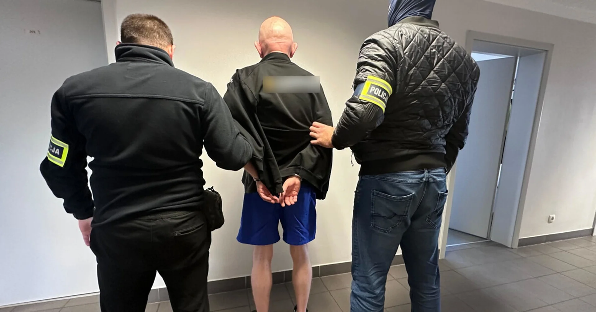 Kobieta zgłosiła podejrzanego mężczyznę podającego się za policjanta