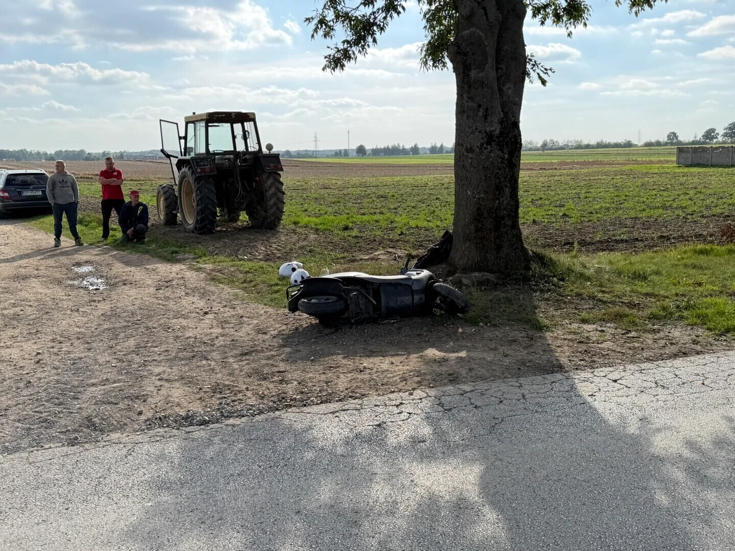 Zderzenie motoroweru z ciągnikiem w Longinówce. Dwie osoby w szpitalu